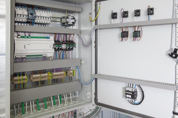 Elektrischer Schaltschrank der Kirche Born
