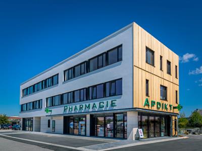 Zicht op het gebouw van de nieuwe Centre Médical Nordstroos in Marnach